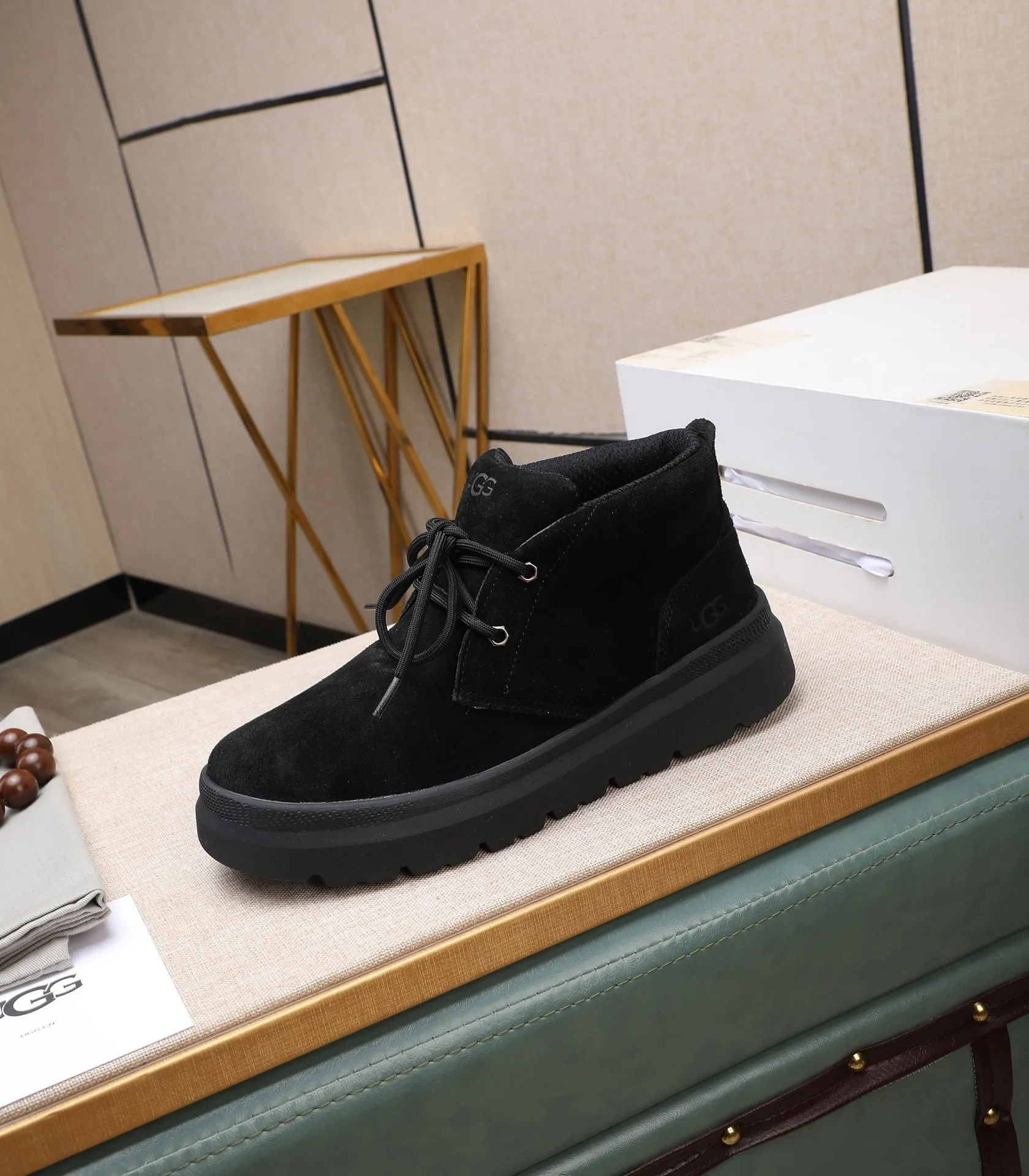 Men's shoes 💰620 Please note the quality of the original order and compare the thickness of the wool 🏮🏮 Popular UGG from Australia's warm luxury brand men's shoes, the official website is synchronized, Beckham men's style..., made of imported top-layer waxed cowhide, waxed toe cap, Australian genuine wool velvet lining Carefully sewn...Imported rubber Martin boots outsole (comfortable, soft and wear-resistant). I really like the quality..Exquisite workmanship. You can't put it down at first sight. Size 39-44
